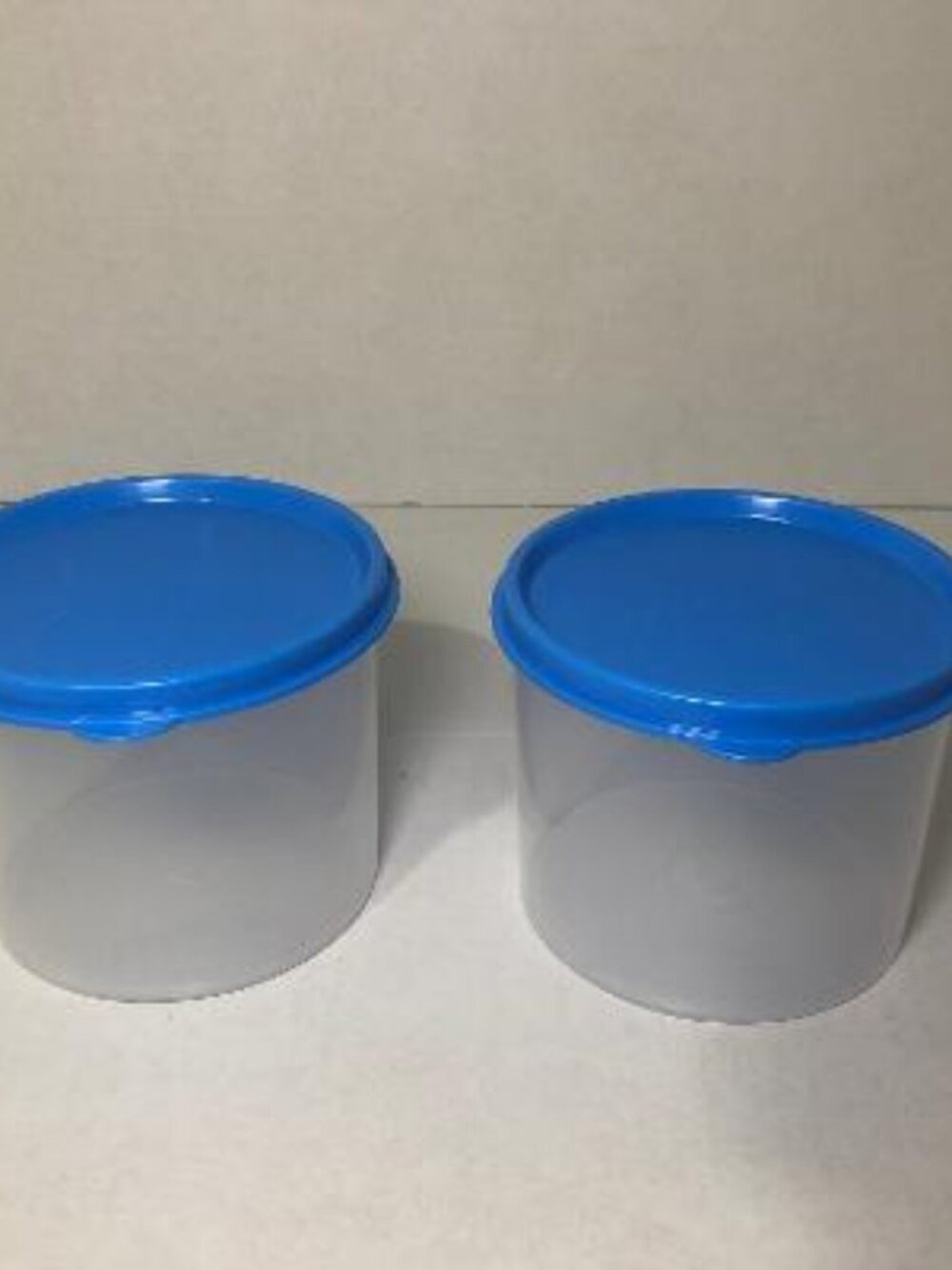 Tupperware Round Containers 4623B 1.3L Clear w/BLUE lids Lot of 2 Storage NEW